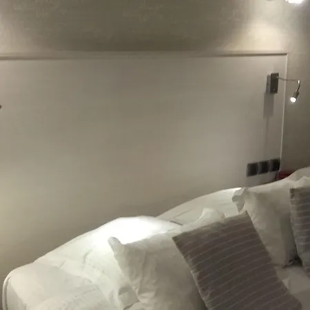 Contact - Les Bleuets & Hotel