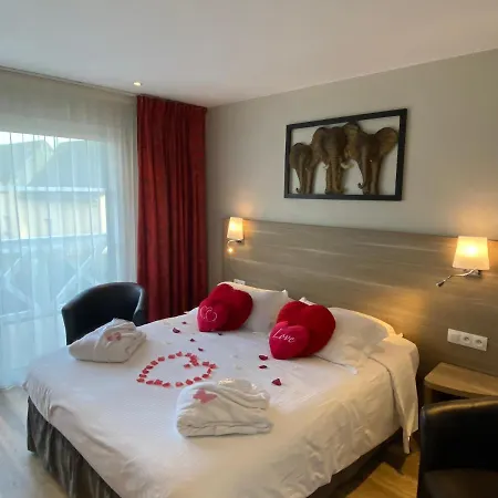 Hotel Contact - Les Bleuets & La Rivière-Saint-Sauveur