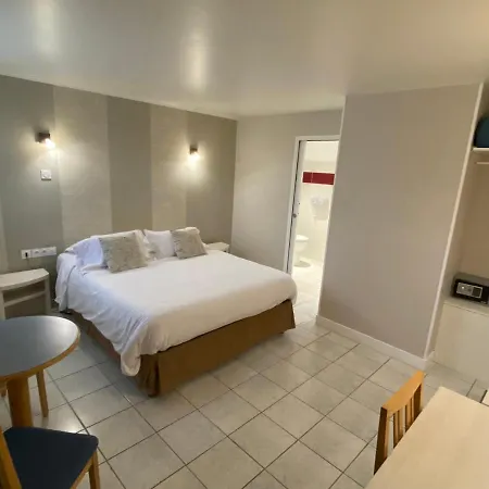 Hotel Contact - Les Bleuets & La Rivière-Saint-Sauveur