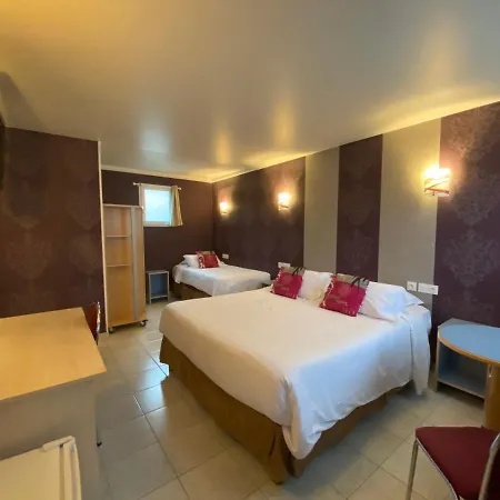Hotel Contact - Les Bleuets & La Riviere-Saint-Sauveur