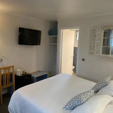Hotel Contact - Les Bleuets & La Riviere-Saint-Sauveur