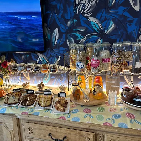 Contact - Les Bleuets & מלון 3*