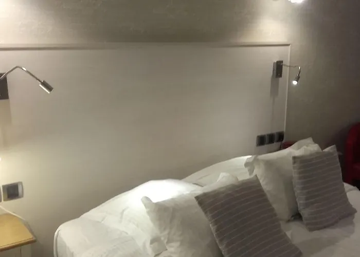 Contact - Les Bleuets & מלון