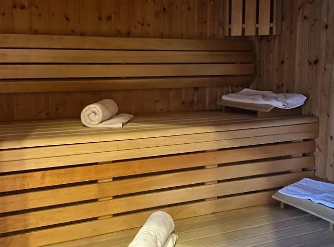 Contact - Les Bleuets & מלון