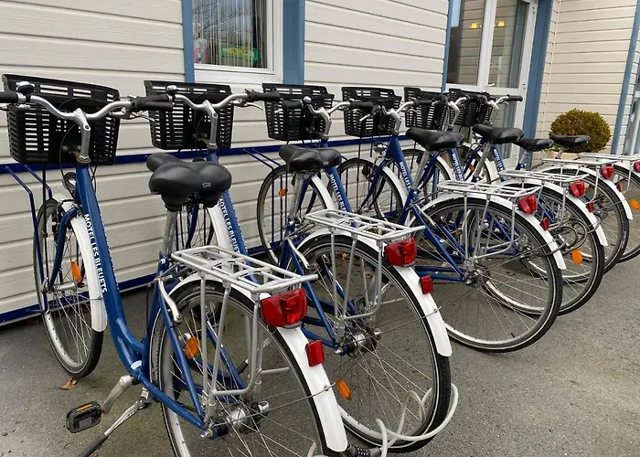 Contact - Les Bleuets & מלון