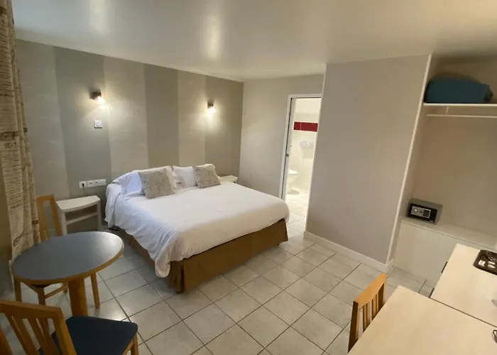 Hotel Contact - Les Bleuets & La Rivière-Saint-Sauveur