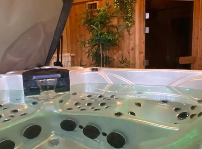 Hotel Contact - Les Bleuets & La Rivière-Saint-Sauveur