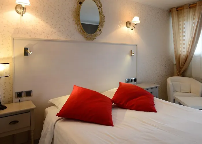 Contact - Les Bleuets & מלון