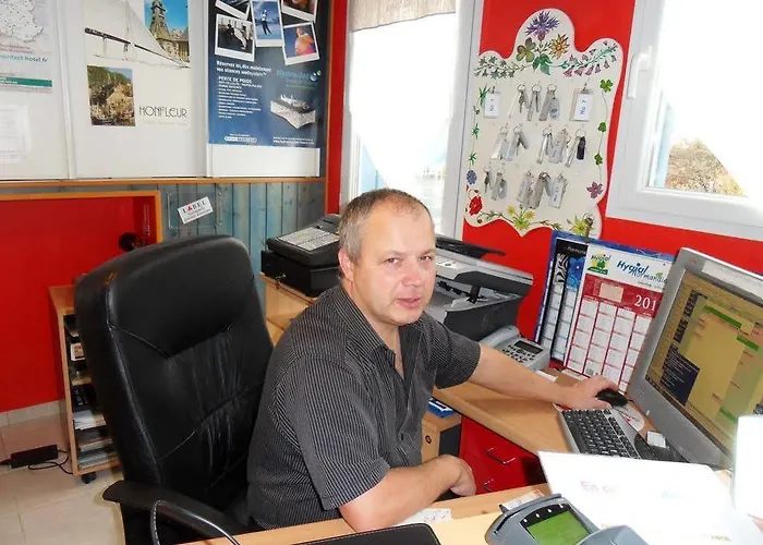 Contact - Les Bleuets & מלון