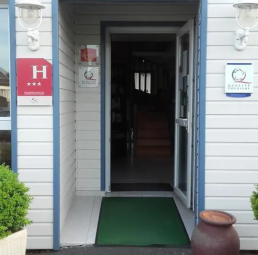 Hotel Contact - Les Bleuets & La Rivière-Saint-Sauveur