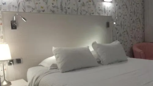 Contact - Les Bleuets & מלון