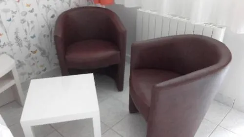 Contact - Les Bleuets & מלון