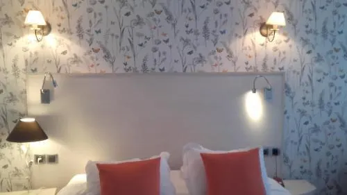 Contact - Les Bleuets & מלון