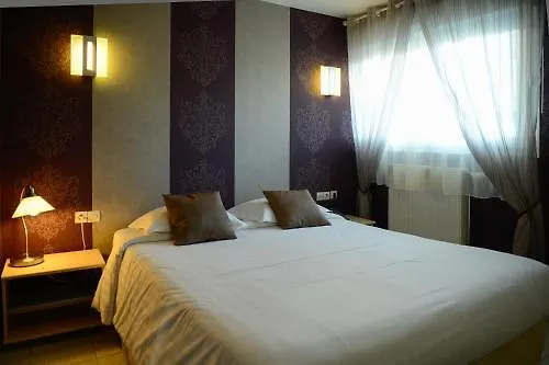 Contact - Les Bleuets & מלון 3*