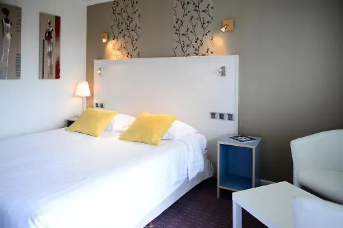 מלון Contact - Les Bleuets & 3*