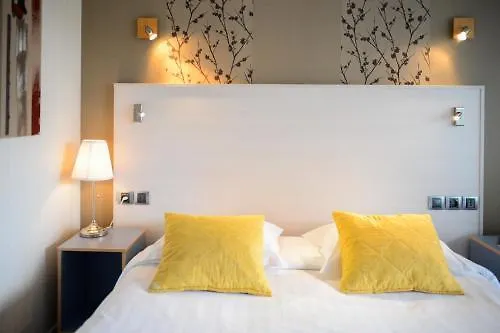 Hotel Contact - Les Bleuets & La Rivière-Saint-Sauveur